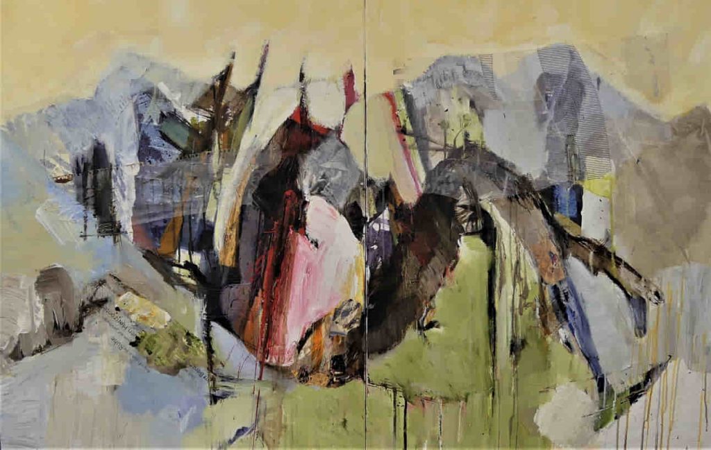 Kletterer im Überhang vor Gebirgslandschaft