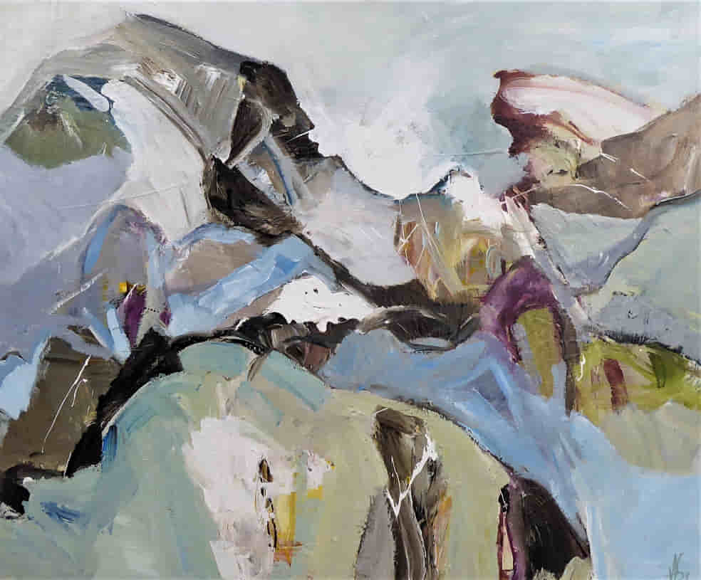 Pferdefigur vor Berglandschaft